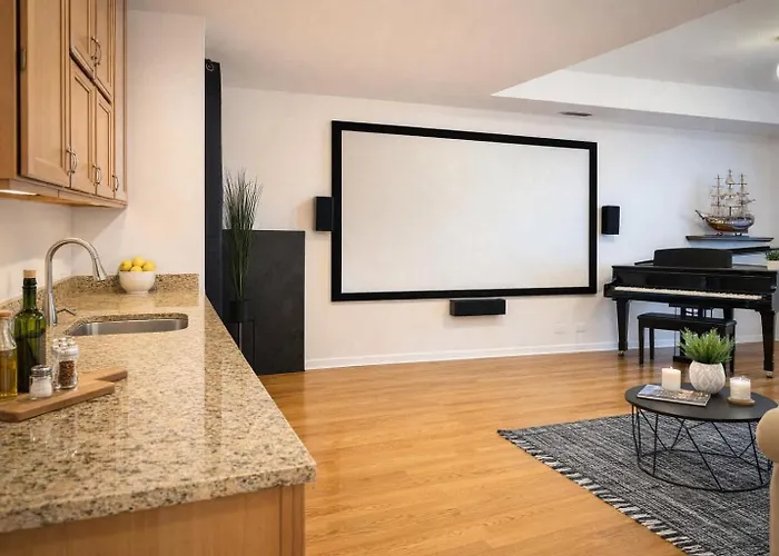 Cozy Wicker Park With Movie